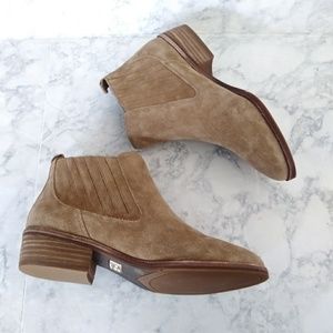 NWOT Gianni Bini tan suede ankle boots